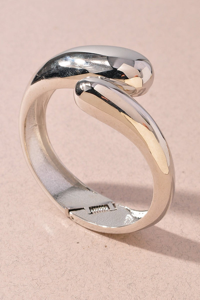 Chunky silver bracelet with twisted asymmetrical shape and shine

