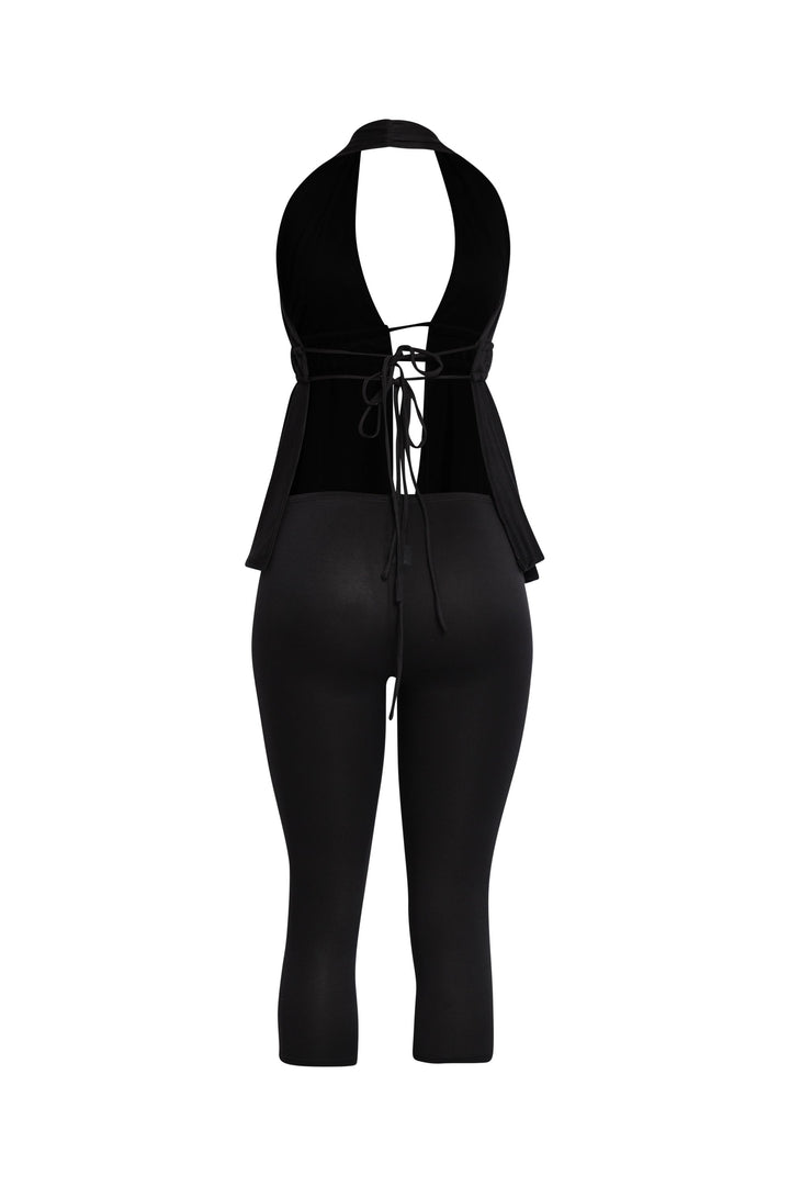Black capri set for summer with cutout top and body-hugging pants

